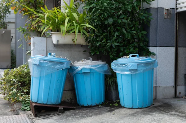蓝色城市垃圾桶 — 图库照片
