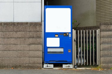 Standart office otomat boş beyaz raflar