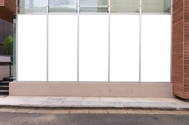 Büyük Pencere ve İsim Yeri olan Dükkan Dükkanı Önü