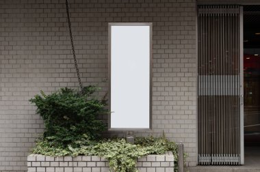 Sokak duvarında kocaman boş bir ilan panosu, kendi metnini ekleyebileceğin pankartlar.