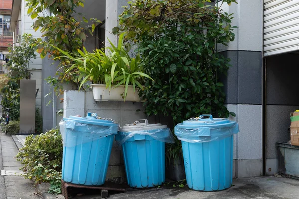 Latas Basura Ciudad Azul — Foto de Stock