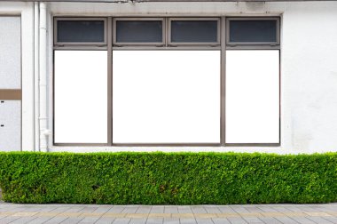 Büyük Pencere ve İsim Yeri olan Dükkan Dükkanı Önü