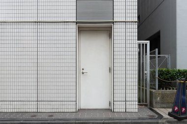 Sokak duvarı ve kapı kenarındaki kaldırım