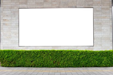 Büyük Pencere ve İsim Yeri olan Dükkan Dükkanı Önü