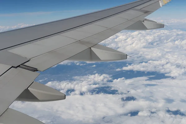 Letadlo Křídlo Pohled Okna Krásné Nebe — Stock fotografie
