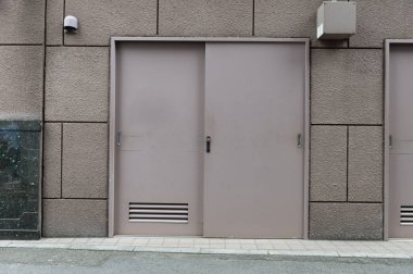 Sokak duvarı ve kapı kenarındaki kaldırım