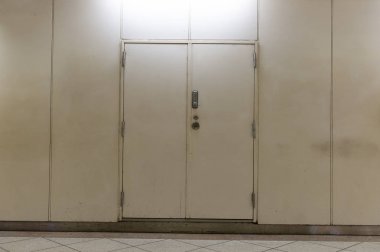 Sokak duvarı ve kapı kenarındaki kaldırım