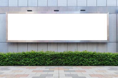 Sokak duvarında kocaman boş bir ilan panosu, kendi metnini ekleyebileceğin pankartlar.