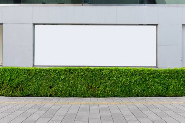 Büyük Pencere ve İsim Yeri olan Dükkan Dükkanı Önü