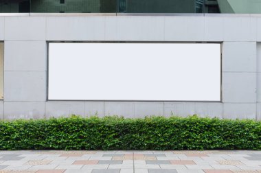 Büyük Pencere ve İsim Yeri olan Dükkan Dükkanı Önü