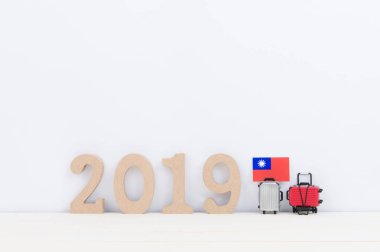 Ekipman seyahat aksesuarları beyaz arka planda yaz gezisi için 2019 yılına denk geliyor.