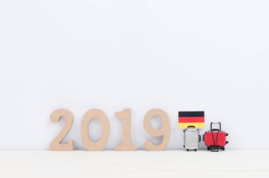 Ekipman seyahat aksesuarları beyaz arka planda yaz gezisi için 2019 yılına denk geliyor.