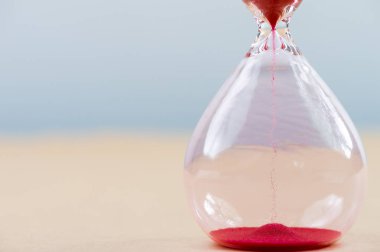 Masanın üzerinde kum akan kum saati. Zaman yönetimi