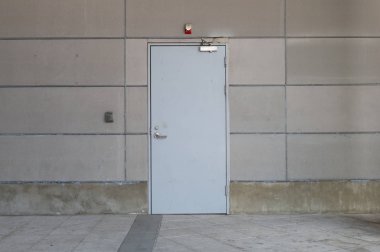 Sokak duvarı ve kapı kenarındaki kaldırım