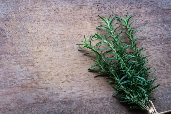 Pianta Rosmarino Tavolo Rustico Legno Dall Alto Erbe Fresche Biologiche — Foto Stock