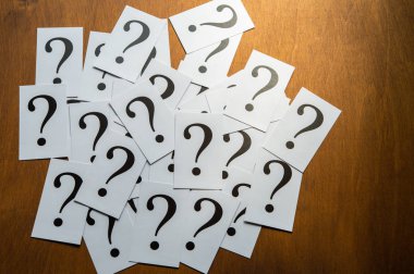 Soru işareti karmaşa, soru ya da çözüm için tablo kavramı üzerine yığın