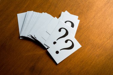 Soru işareti karmaşa, soru ya da çözüm için tablo kavramı üzerine yığın