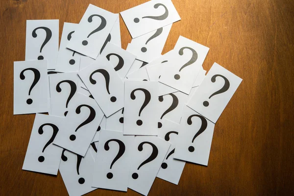 Soru işareti karmaşa, soru ya da çözüm için tablo kavramı üzerine yığın