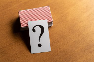 Soru işareti karmaşa, soru ya da çözüm için tablo kavramı üzerine yığın