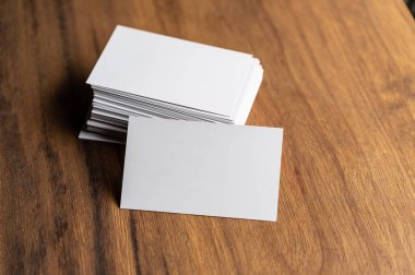 Kartvizitlerin ahşap arka plandaki modelleri boş.