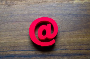 İnternet, kişi ve e-posta adresi için ahşap arkaplan kavramı üzerine e- posta sembolü