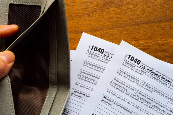 Steuertag Das Steuerformular 1040 Und Die Leere Brieftasche Liegt Auf — Stockfoto