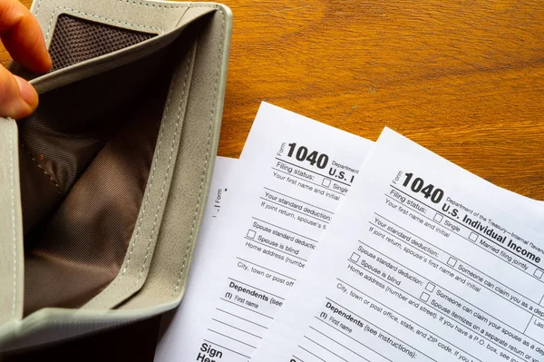 Día Impuestos Formulario Impuestos 1040 Cartera Vacía Está Una Mesa — Foto de Stock