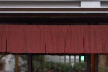 Geleneksel Japonya önünde asılı perde gibi kumaş