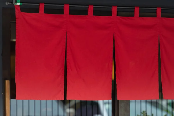 La tela tipo cortina que cuelga frente al Japón tradicional — Foto de Stock
