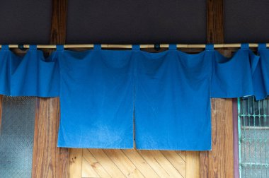 Geleneksel Japonya önünde asılı perde gibi kumaş