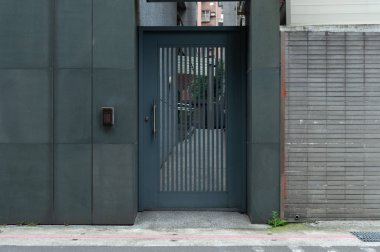 Sokak duvarı ve kapı kenarındaki kaldırım