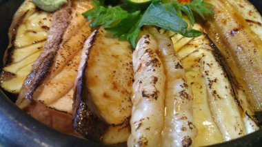 sashimi çiğ balık deniz ürünleri tabağı - sashimi pirinç, donburi, j