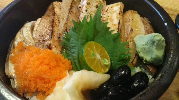生鱼片生海鲜饭碗-生鱼片上的米饭, 东武里, j — 图库照片