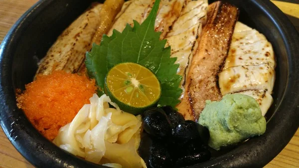 Sashimi rauwe vis schaal-en schelpdieren rice bowl - sashimi op rijst, donburi, j — Stockfoto