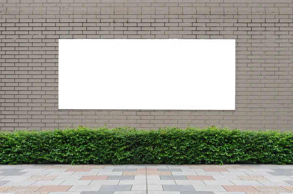 通りの壁に大きなブランクの看板バナーを追加するルーム — ストック写真