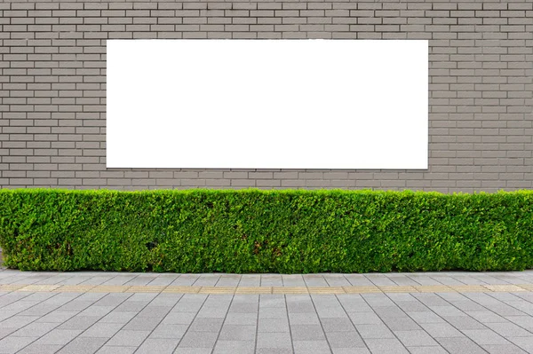 通りの壁に大きなブランクの看板バナーを追加するルーム — ストック写真