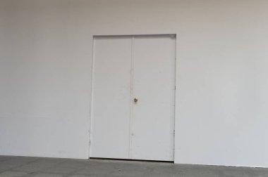 Sokak duvarı ve kapı kenarındaki kaldırım