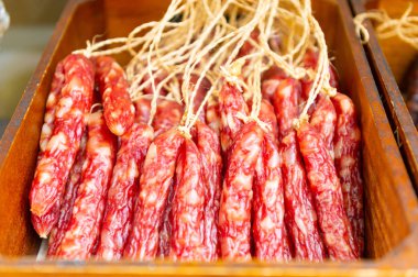 Çin pazarına istiflenmiş domuz sosisi.