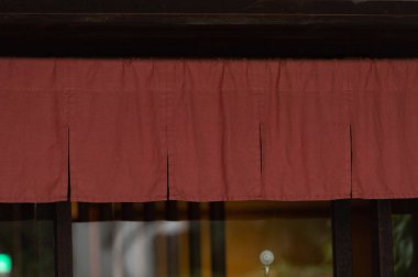 Geleneksel Japonya önünde asılı perde gibi kumaş