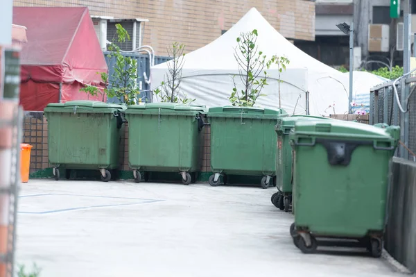 Mülltonnen in der Stadt — Stockfoto