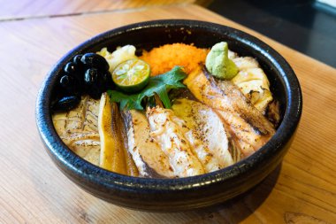 sashimi çiğ balık deniz ürünleri tabağı - sashimi pirinç, donburi, j