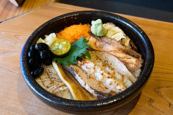Ciotola di riso di pesce crudo sashimi - sashimi su riso, donburi, j — Foto Stock