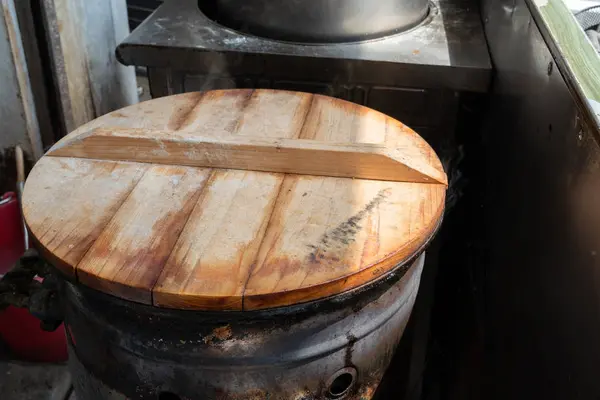 Une casserole isolée sur une cuisinière — Photo