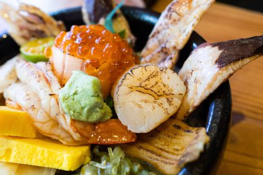 sashimi çiğ balık deniz ürünleri tabağı - sashimi pirinç, donburi, j