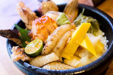 sashimi çiğ balık deniz ürünleri tabağı - sashimi pirinç, donburi, j