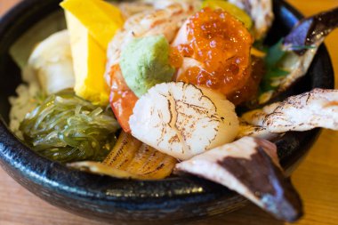 sashimi çiğ balık deniz ürünleri tabağı - sashimi pirinç, donburi, j