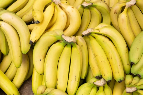 Fondo amarillo plátano fresco en el mercado de frutas —  Fotos de Stock