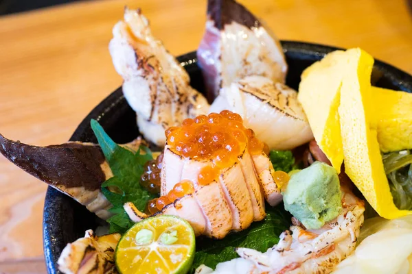 Ciotola di riso di pesce crudo sashimi - sashimi su riso, donburi, j — Foto Stock