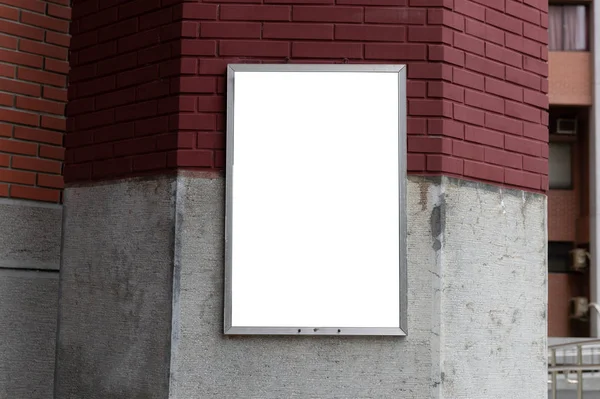 Grande outdoor em branco em uma parede de rua, banners com espaço para adicionar — Fotografia de Stock