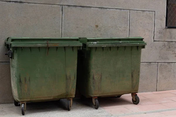 人行道上的城市垃圾桶 — 图库照片